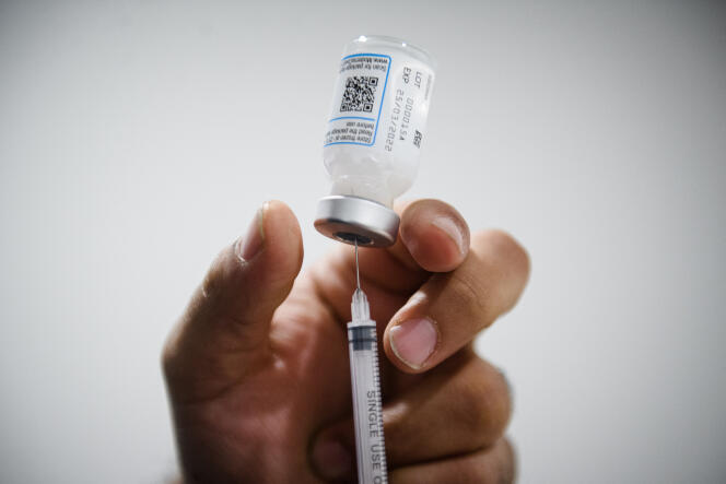 A nurse prepares a dose of a Pfizer/BioNTech vaccine against Covid-19 in September, Les Vallons (Bouches-du-Rhône), January 12, 2022.