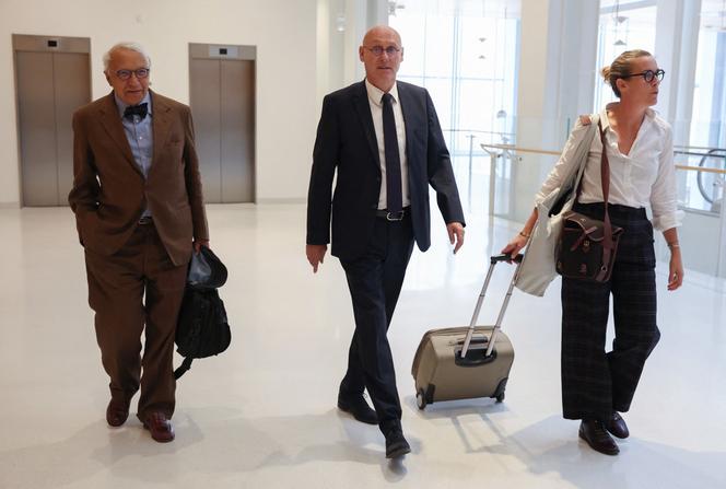 El presidente de la Federación Francesa de Rugby, Bernard Laporte, flanqueado por sus abogados, Me Jean-Pierre Versini-Campinchi y Me Fanny Colin, en el tribunal de Batignolles, en París, el 7 de septiembre de 2022. 