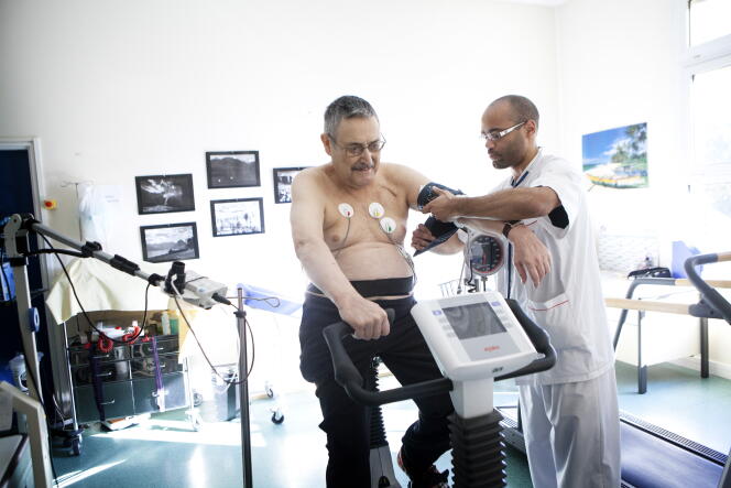 Un patient passe un test d’effort cardiorespiratoire au centre de réadaptation cardiaque Les Grands Prés à Villeneuve-Saint-Denis (Seine-et-Marne), en juillet 2013.