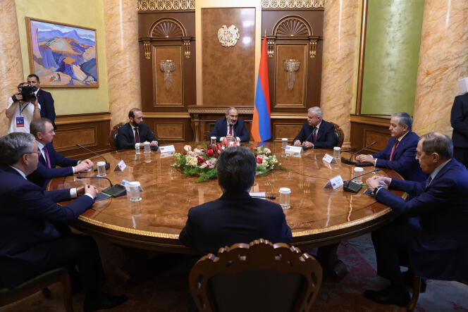 Le premier ministre arménien, Nikol Pachinian, rencontre les ministres des affaires étrangères des pays membres de l’Organisation du traité de sécurité collective, à Erevan, le 10 juin 2022.