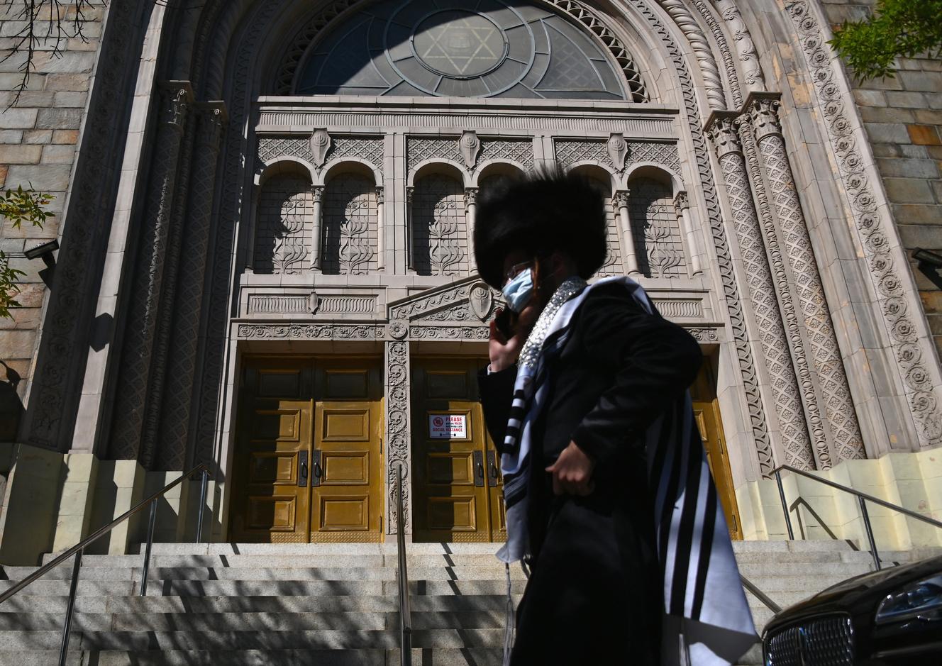 Un passant, juif hassidique, marche devant une synagogue de Brooklyn, le 9 octobre 2020.