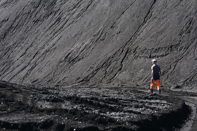 Un ouvrier dans l’usine à charbon de Saint-Avold (Moselle), le 12 septembre 2022.