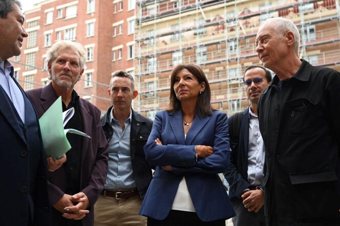 Anne Hidalgo surrounded by her representatives Ian Brossat and Dan Lert, on September 13, 2022 in Paris.