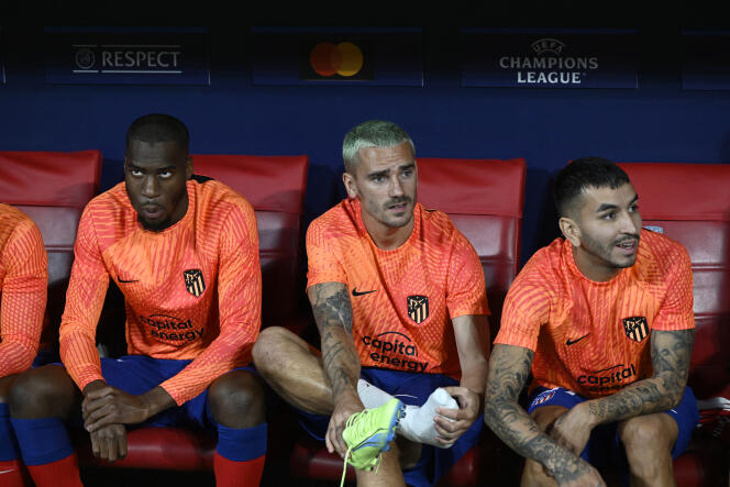Antoine Griezmann (center) on the substitutes' bench for Atlético de Madrid during the Champions League match in Porto on September 7, 2022.