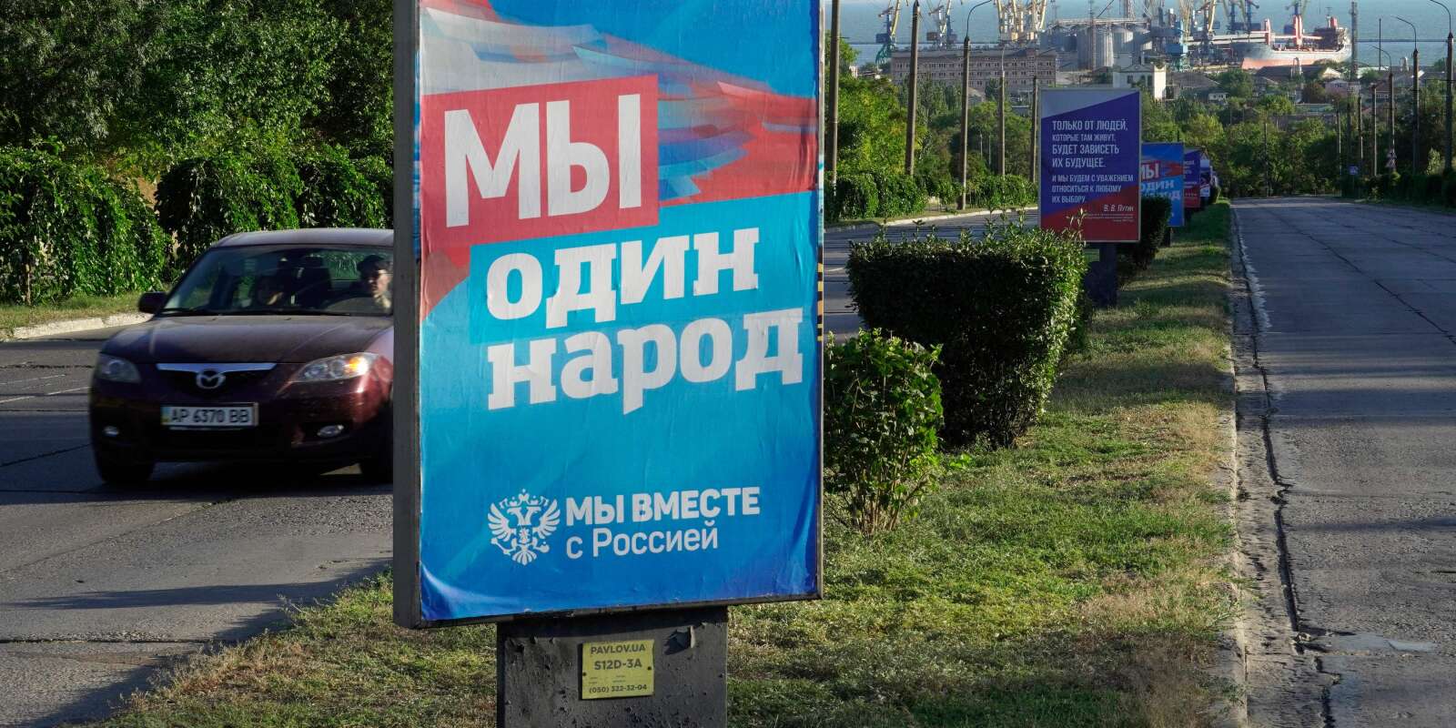 Des affiches pro-russes le long d’une route à Marioupol, dans l’oblast de Donestk, le 8 septembre 2022.