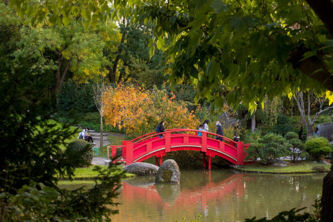 Le pont rouge du jardin japonais de Pierre-Baudi dans le jardin Compans-Caffarelli à Toulouse.