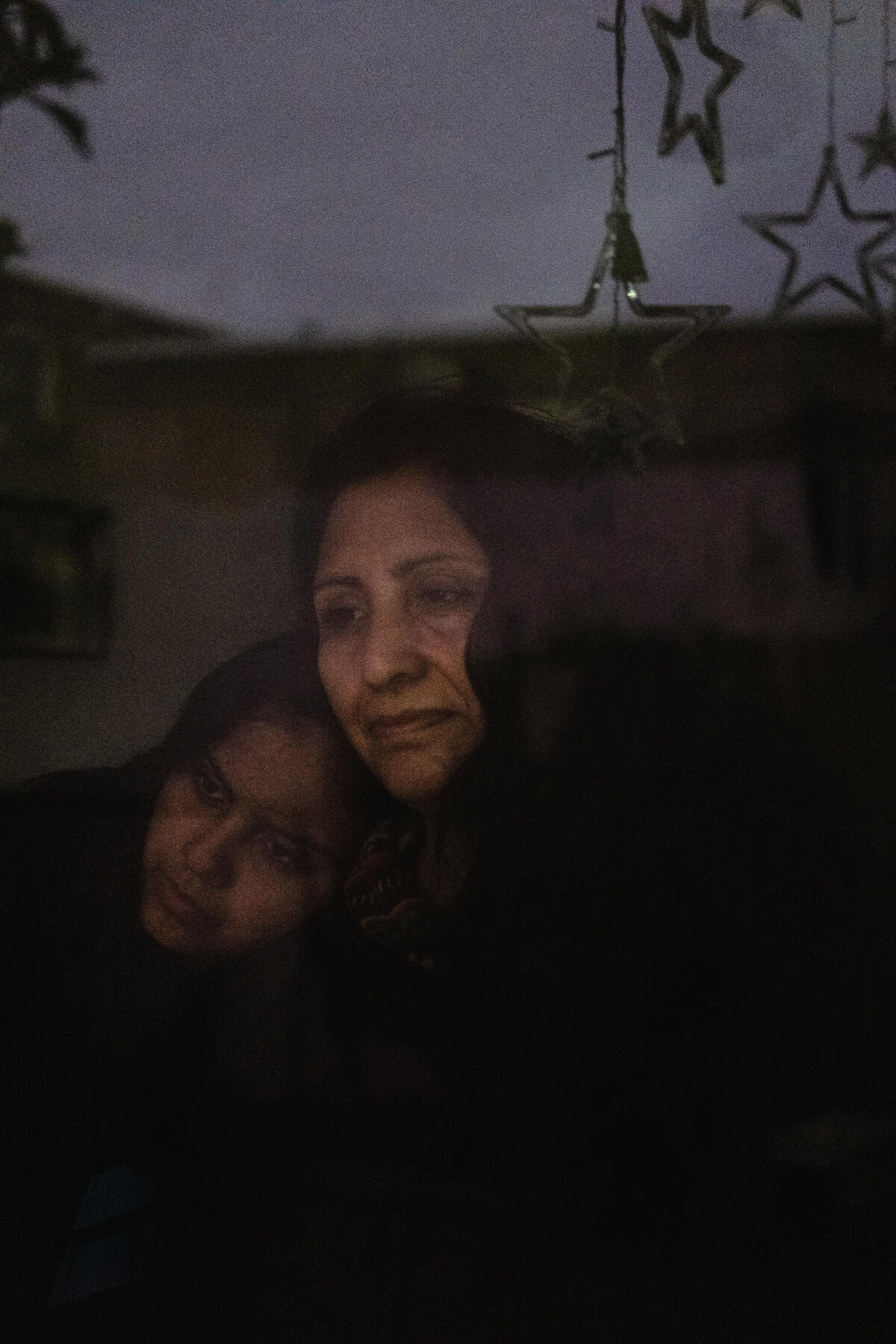 Belen Jimenez, qui a souffert d’intoxication, et sa mère, Maria Sarabia, à Puchuncavi (Chili), le 30 août 2022.