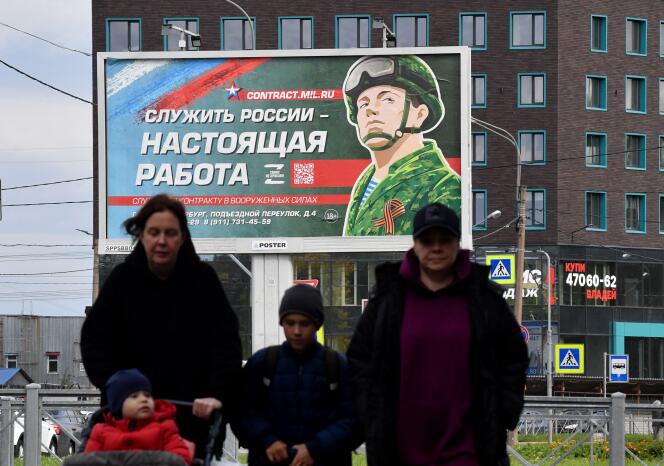 A Saint-Pétersbourg (Russie), un panneau incite la population à s’engager dans l’armée à l’aide du slogan « Servir la Russie est un vrai travail », le 20 septembre 2022.