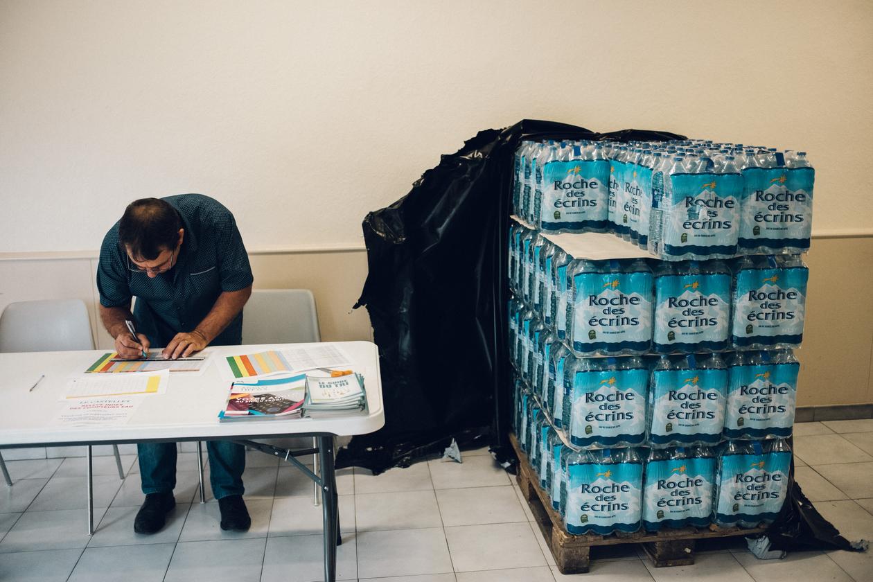 Benoît Gouin, maire du village, participe à la distribution d’eau. Le Castellet (Alpes-de-Haute-Provence), le 13 septembre 2022.