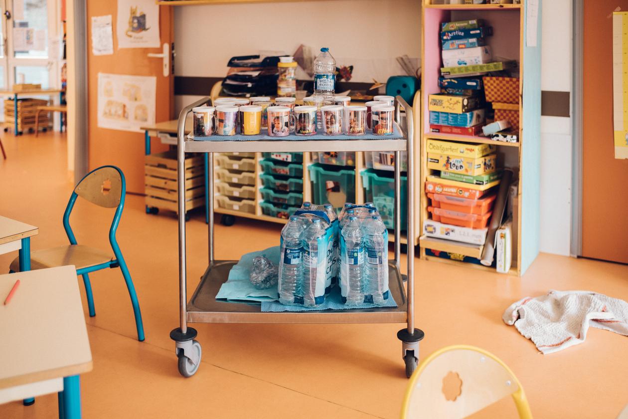 Des tasses personnalisées sont posées sur un chariot avec les bouteilles d’eau pour les enfants. Le Castellet (Alpes-de-Haute-Provence), le 13 septembre 2022.