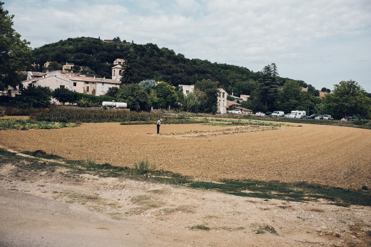Un retraité dans son jardin à l’entrée du Castellet (Alpes-de-Haute-Provence), le 13 septembre 2022.