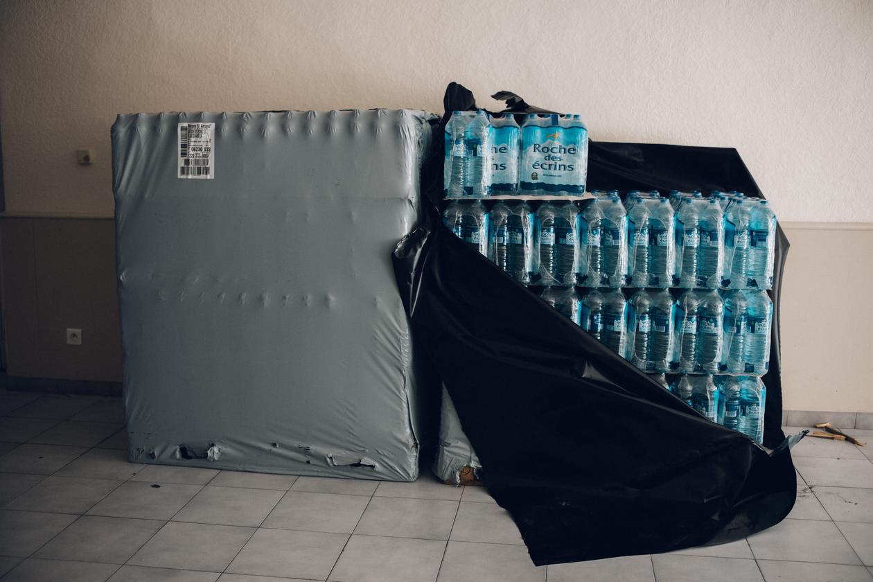 Des  palettes de packs d’eau, à la mairie du Castellet (Alpes-de-Haute-Provence), le 13 septembre 2022.