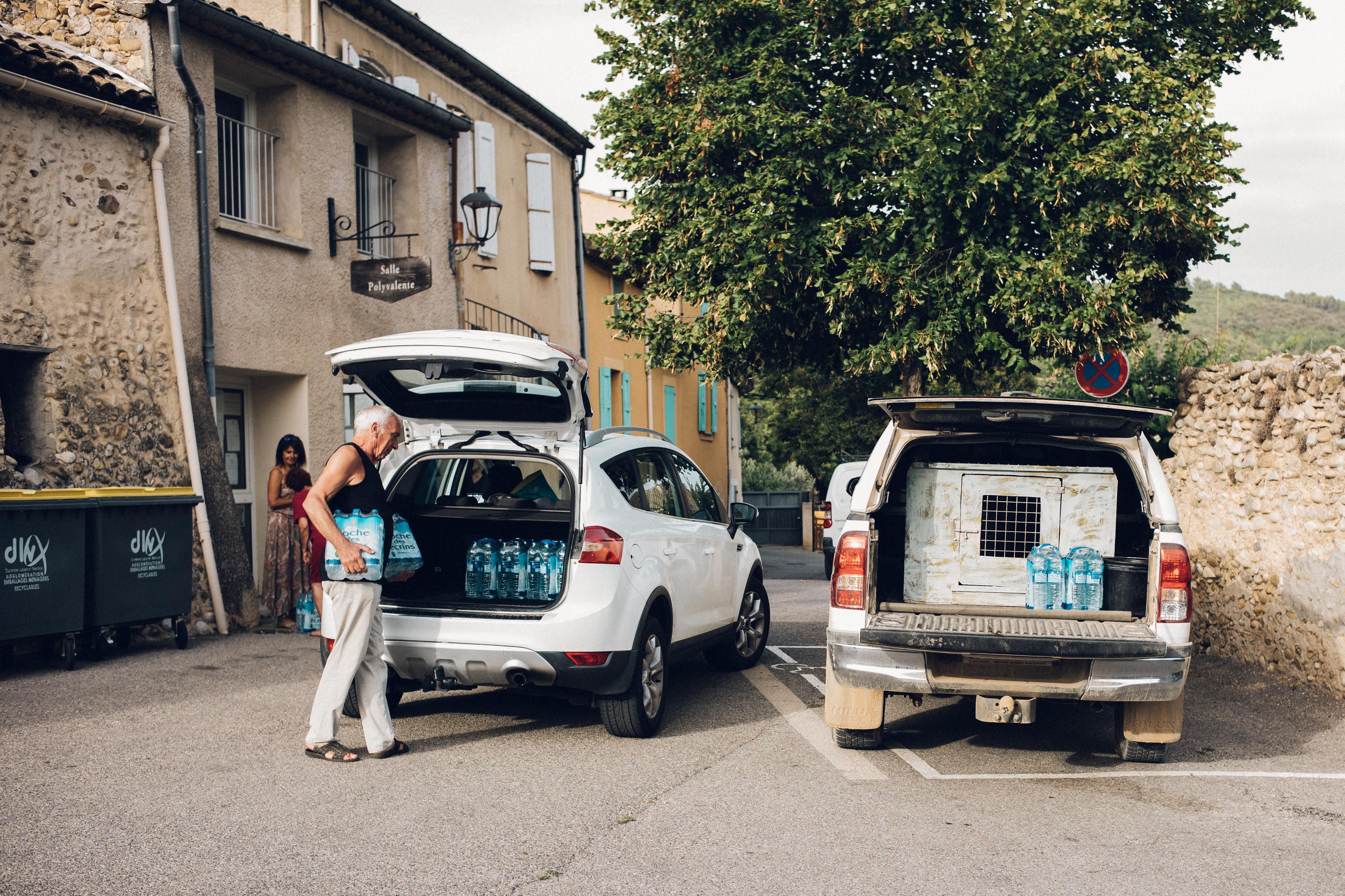 Faute d’eau potable au robinet, les habitants du Castellet (Alpes-de-Haute-Provence) viennent récuperer des bouteilles (trois par jour et par personne) lors de l’une des deux distributions hebdomadaires à la mairie, le 13 septembre 2022.
