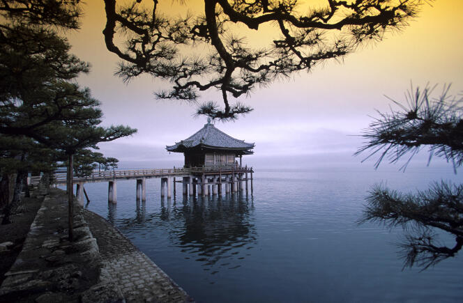 « La brume du matin couvre les montagnes du nord et semble s’échapper de l’ancienne capitale, rejoignant les bords du lac Biwa » (Photo : lac Biwa et temple Ukimidou).