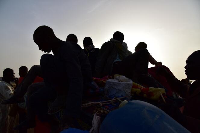 Des migrants ouest-africains à bord d'un camion à Agadez, dans le nord du Niger, après avoir fui les groupes armés en Libye, en mars 2017.