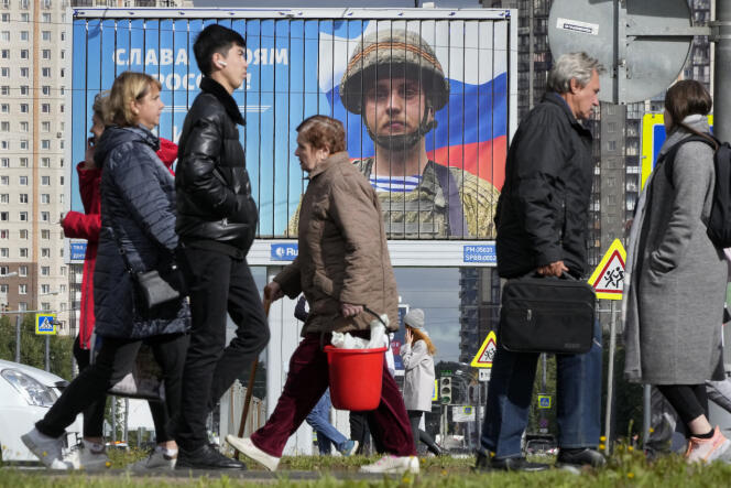 A Saint-Pétersbourg (Russie), le 5 septembre 2022, l’affiche d’un soldat russe récompensé pour son action en Ukraine avec ces mots : « Gloire aux héros de la Russie ».