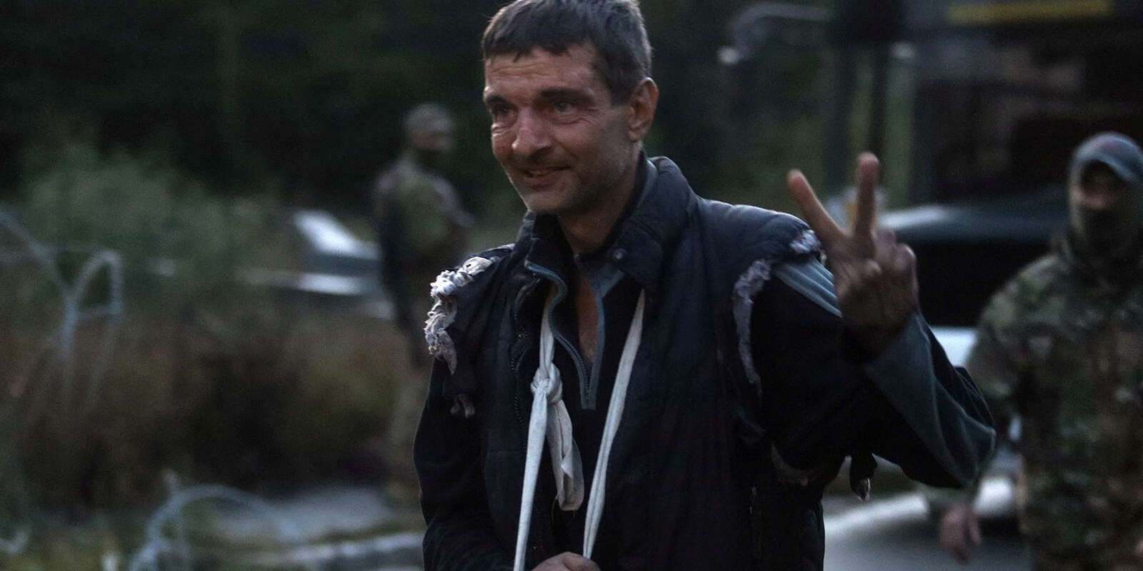 Mukhailo Dianov, défenseur ukrainien de l’aciérie Azovstal à Marioupol, fait un signe de victoire après un échange de prisonniers, dans la région de Tchernihiv, le 22 septembre 2022.
