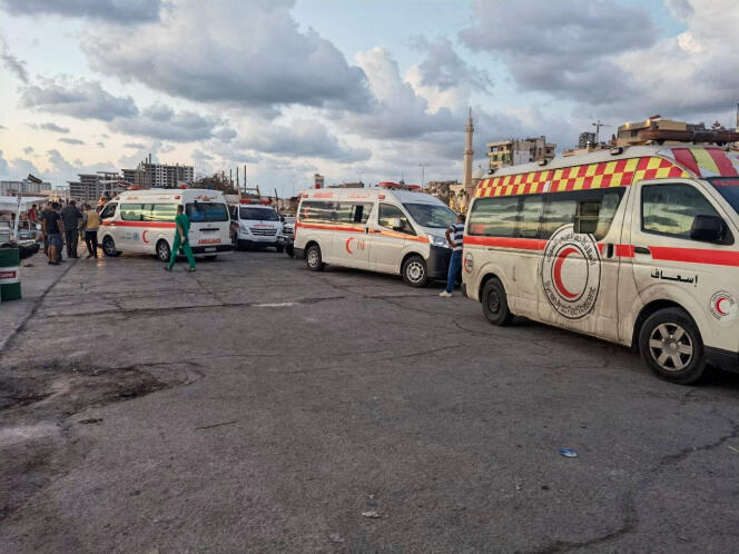 Ambulancias en el puerto de Tartous durante la operación de rescate de sobrevivientes, Siria, 22 de septiembre de 2022.