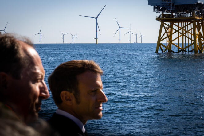 Emmanuel Macron visite le premier parc éolien offshore français, au large de Saint-Nazaire (Loire-Atlantique), le 22 septembre 2022.