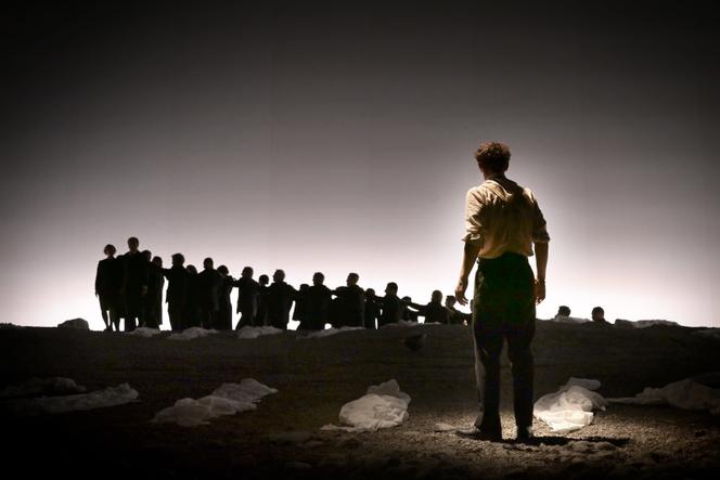 Orphée (Jakub Jozef Orlinski, de dos) dans « Orphée et Eurydice » (« Orfeo ed Euridice »), de Gluck, le 13 septembre 2022, au Théâtre des Champs-Elysées, à Paris.