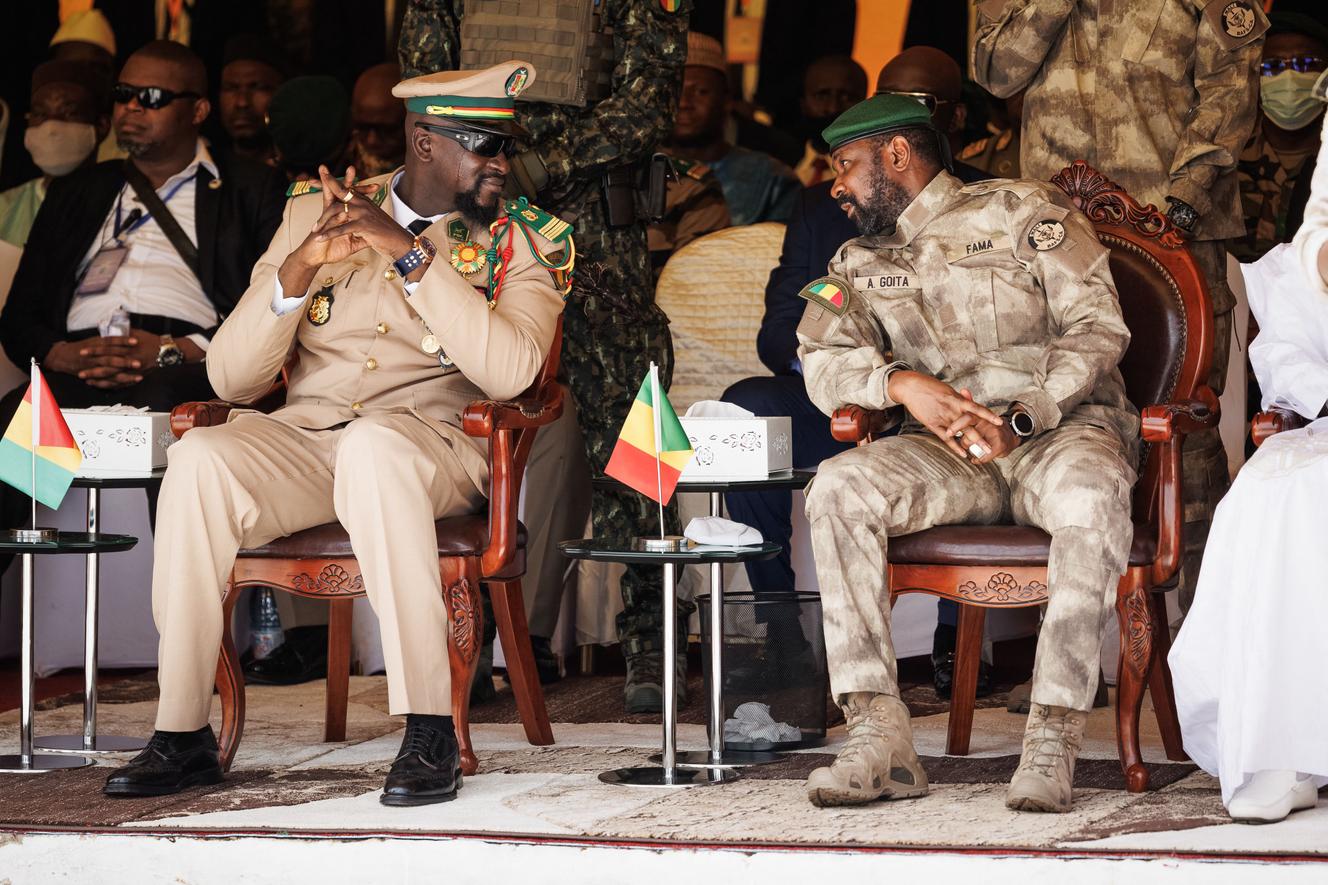 Les responsables des juntes guinéenne, Mamady Doumbouya, et malienne, Assimi Goïta, lors de la fête d’indépendance du Mali, à Bamako, le 22 septembre 2022.
