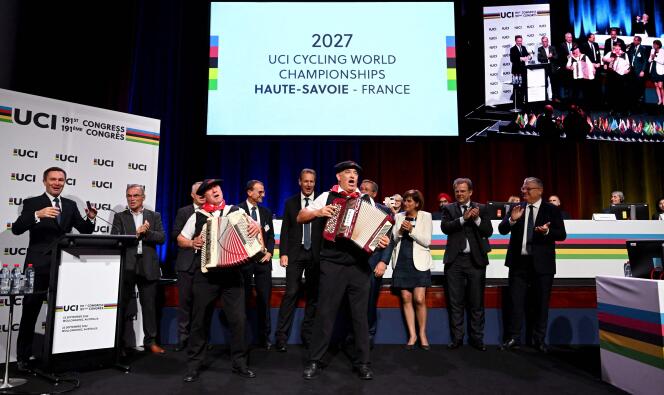 The French delegation, including Bernard Hinault (on the left), celebrates the designation of Haute-Savoie to host the 2007 Worlds, in Wollongong (Australia), on September 22, 2022. 
