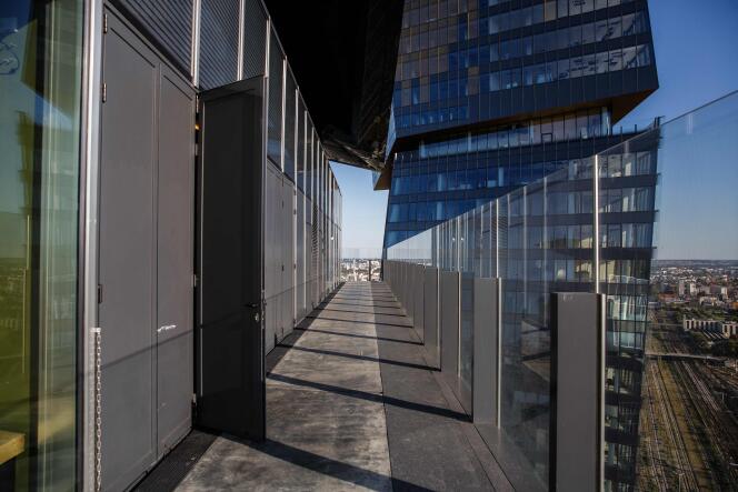 Les façades sont recouvertes de grandes plaques de verre et de cadres en aluminium.