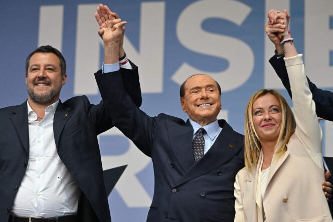 Les figures de l’extrême droite italienne Matteo Salvini, Silvio Berlusconi et Giorgia Meloni, lors d’un meeting le 22 septembre, à Rome.