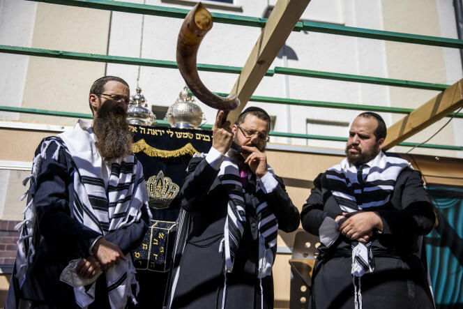 Un rabbin tient le Shofar (corne de bélier), à Berlin, le 18 septembre 2020.