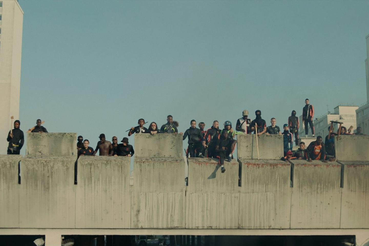 Athena Film Qui A Tuer Le Petit Frere Athena », sur Netflix, fait de la cité une zone de guerre