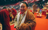 Sogyal Rinpoché, un des plus grands maîtres tibétains pose à l'issue de l'initiation d'Akshobya (étape indispensable qui précède certaines pratiques dans le bouddhisme tibétain) faite par le chef spirituel tibétain le dalaï lama, le 17 octobre 2003 au Palais Omnisports de Paris-Bercy. AFP PHOTO JOEL ROBINE (Photo by JOEL ROBINE / AFP)