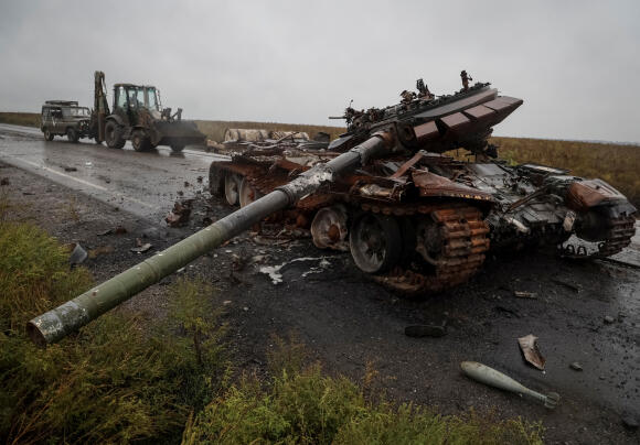 Un char russe détruit, près du village de Dolyna, dans la région de Kharkiv, le 23 septembre 2022.