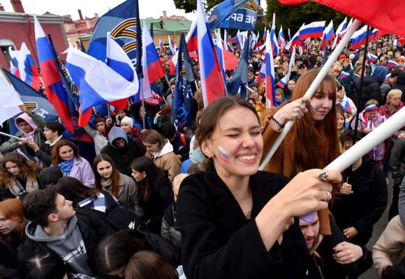 Plusieurs centaines de manifestants se sont rassemblés vendredi 23 septembre à Saint-Pétersbourg en soutien aux « référendums » d’annexion à la Russie de quatre régions ukrainiennes.