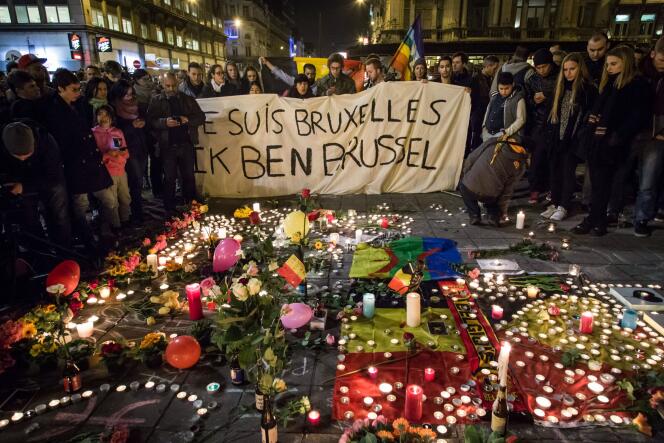 Rassemblement en hommage aux victimes des trois attentats à la bombe à Bruxelles, en Belgique, le 22 mars 2016.