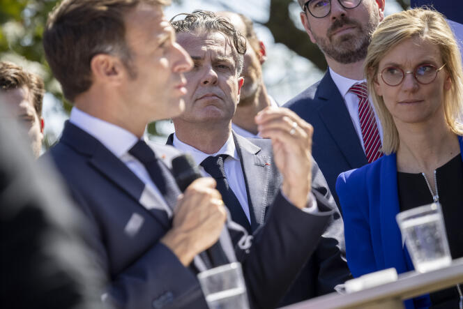 Emmanuel Macron, Christrophe Béchu, ministre de la transition écologique, et Agnès Pannier-Runacher, ministre de la transition énergétique, à Saint-Nazaire, en Loire-Atlantique, le 22 septembre 2022.
