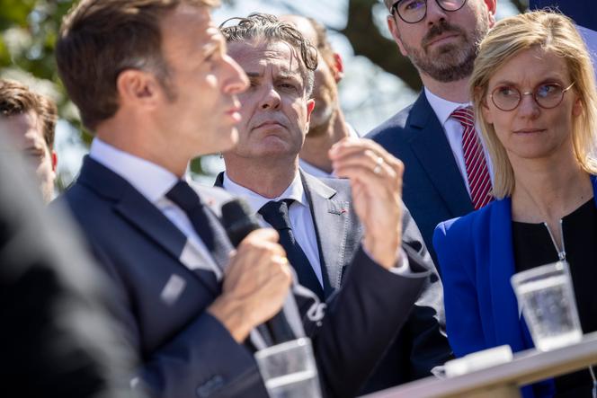 Emmanuel Macron, Christrophe Béchu, ministre de la transition écologique, et Agnès Pannier-Runacher, ministre de la transition énergétique, à Saint-Nazaire, en Loire-Atlantique, le 22 septembre 2022.