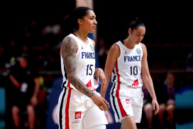 The French Gabby Williams (in the foreground) and Sarah Michel, during the match of the Bleues against the Canadians, on September 23, 2022, in Sydney. 