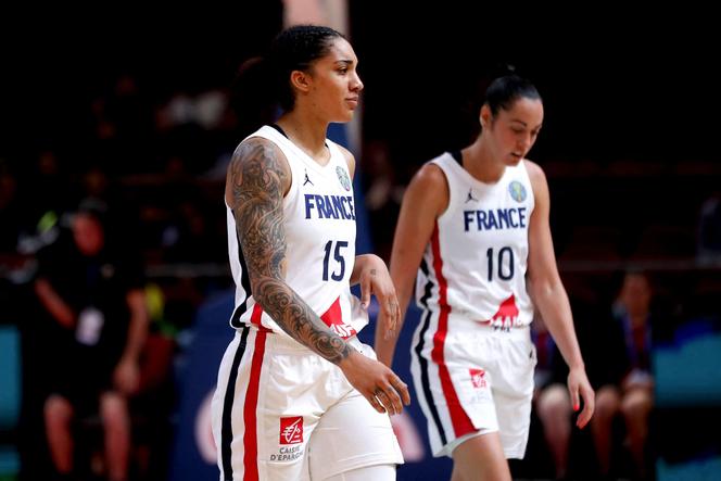 Las francesas Gabby Williams (en primer plano) y Sarah Michel, durante el partido Azul contra las canadienses, el 23 de septiembre de 2022, en Sídney. 