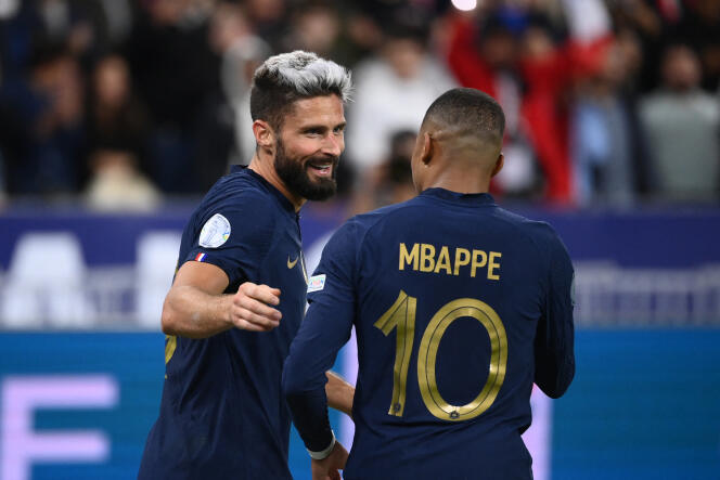     Olivier Giroud congratulates Kylian Mbappé after his goal against Austria on the 5th day of the League of Nations, at the Stade de France, in Saint-Denis, on September 22, 2022.