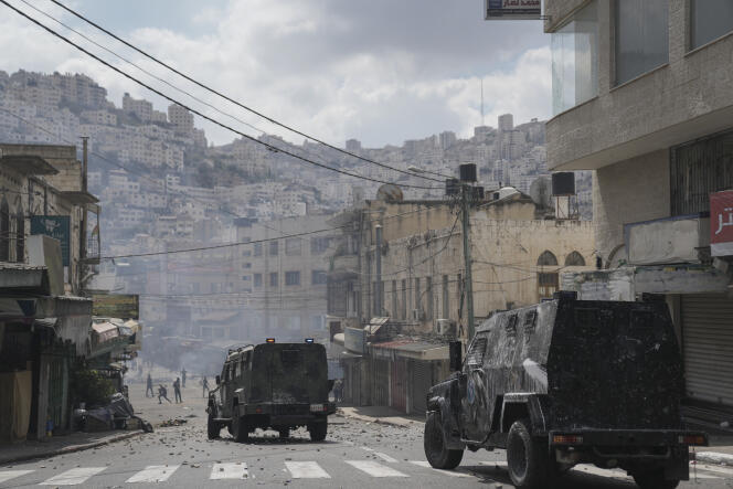   Las fuerzas de seguridad palestinas intervienen en Naplusa, Cisjordania, luego de los arrestos de activistas locales, el martes 20 de septiembre de 2022.