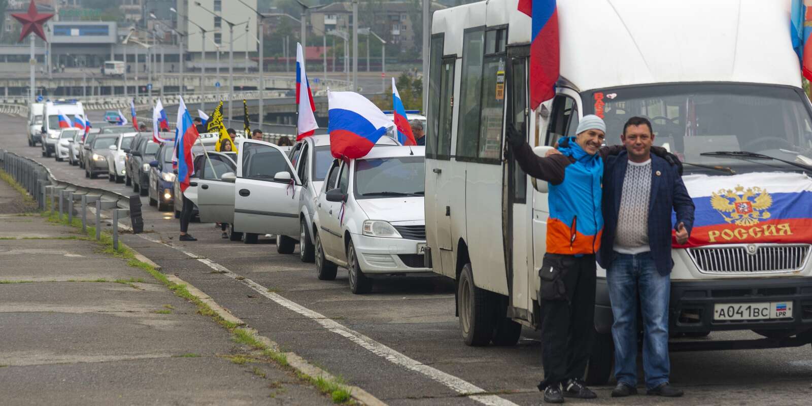 Un cortège défile à Louhansk, dans l’est de l’Ukraine, pour soutenir le référendum d’annexion à la Russie, le 23 septembre 2022. 