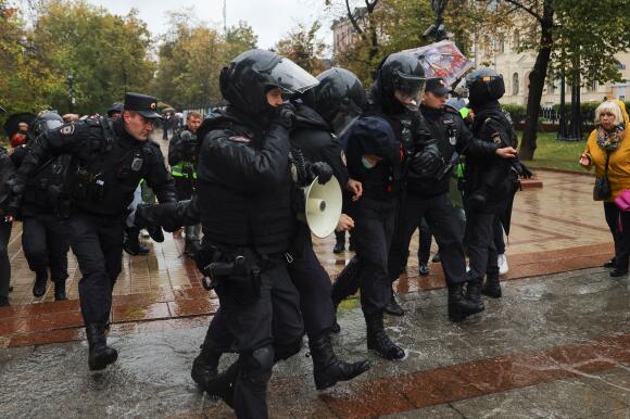 Arrestations de manifestants, à Moscou, en Russie, le 24 septembre 2022.