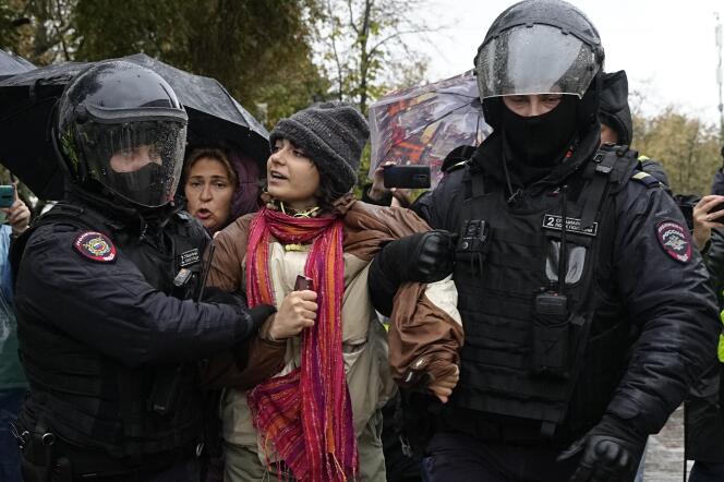 La police russe arrête une manifestante contre la guerre en Ukraine, samedi 24 septembre, à Moscou.