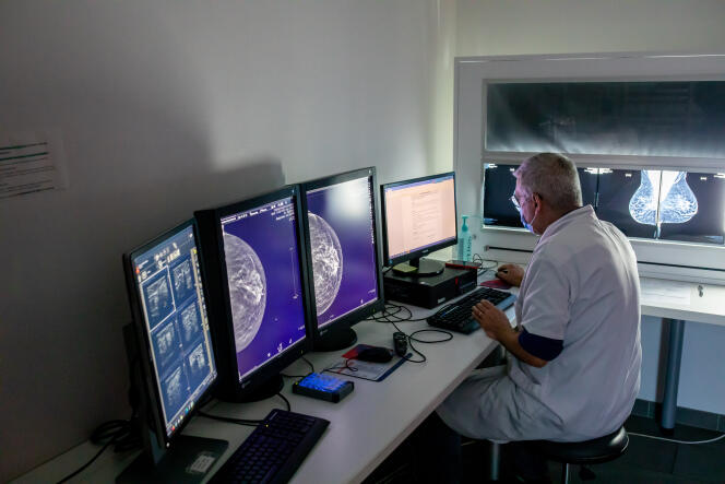 Un radiologo interpreta una mammografia a Torkwing (Nord), 14 dicembre 2020.