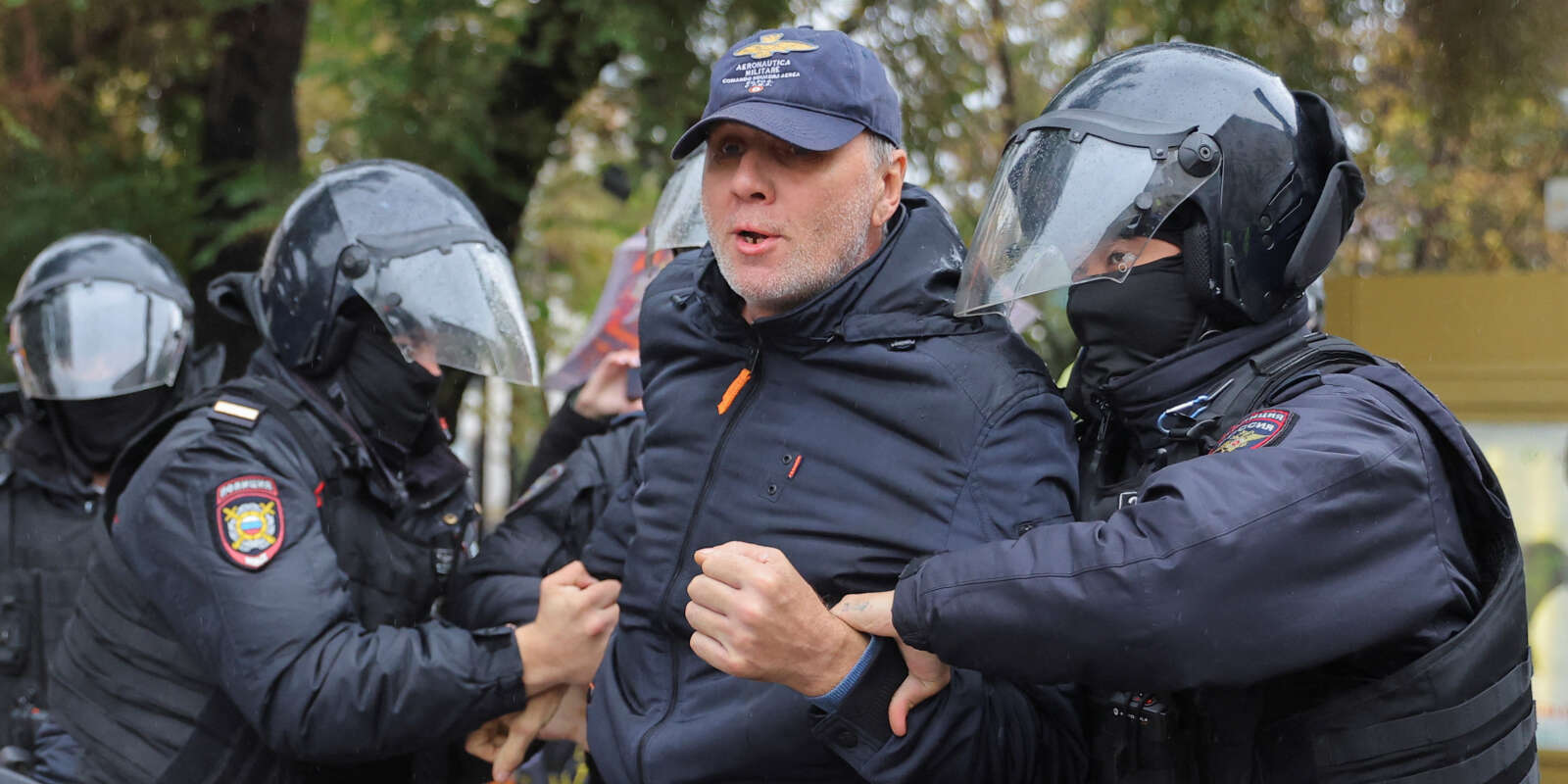 Des agents des forces de l’ordre russes détiennent une personne pendant un rassemblement, après que des militants de l’opposition ont appelé à des manifestations de rue contre la mobilisation des réservistes ordonnée par le président Vladimir Poutine, à Moscou, le 24 septembre 2022.