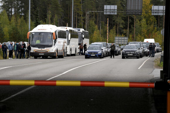 Des voyageurs en provenance de Russie dans des voitures et des autocars font la queue pour traverser la frontière avec la Finlande au poste de contrôle frontalier de Vaalimaa, à Virolahti, en Finlande, le 25 septembre 2022.