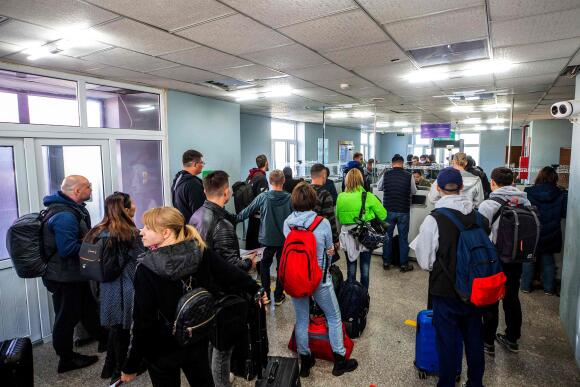 Arrivée de personnes de Russie qui attendent au poste de contrôle frontalier mongol d’Altanboulag, le 25 septembre 2022.