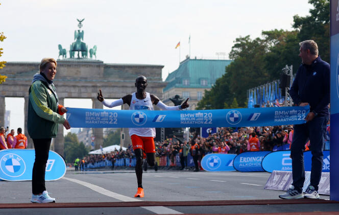 Eliud Kipchoge franchit la ligne d’arrivée du marathon de Berlin, le 25 septembre 2022.