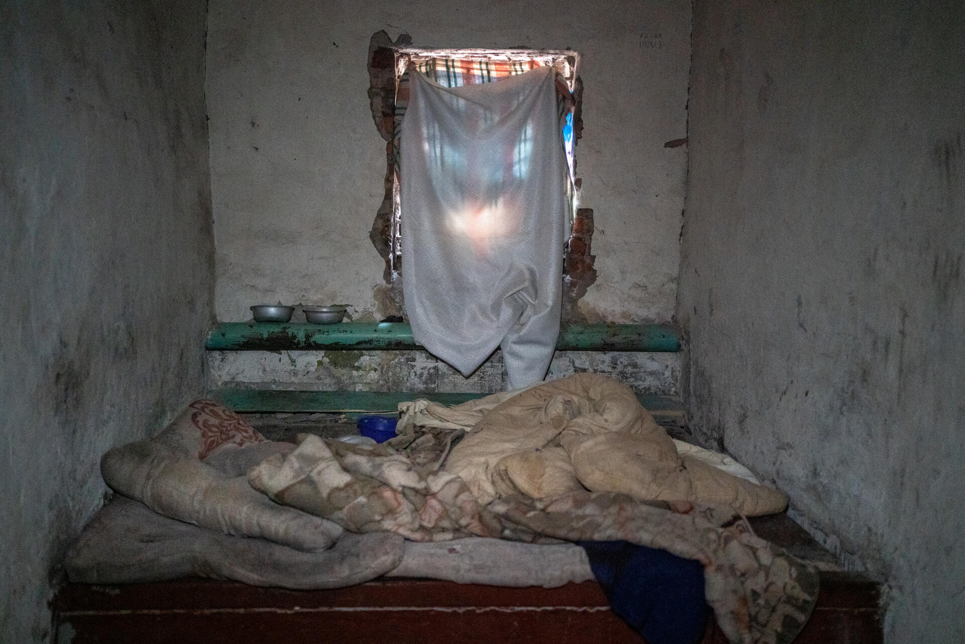 Dans une cellule, au sous-sol du commissariat central d’Izioum, devenu lieu de détention et de torture de civils ukrainiens durant l’occupation russe. A Izioum, en Ukraine, le 23 septembre 2022.