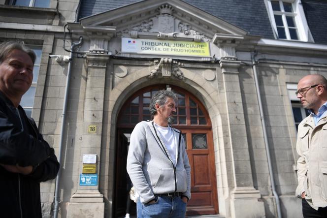 Des ouvriers métallurgistes de Stellantis Hordain aux prud’hommes de Valenciennes (Nord) réclament le paiement de leurs heures de travail de nuit, le 15 septembre 2022.